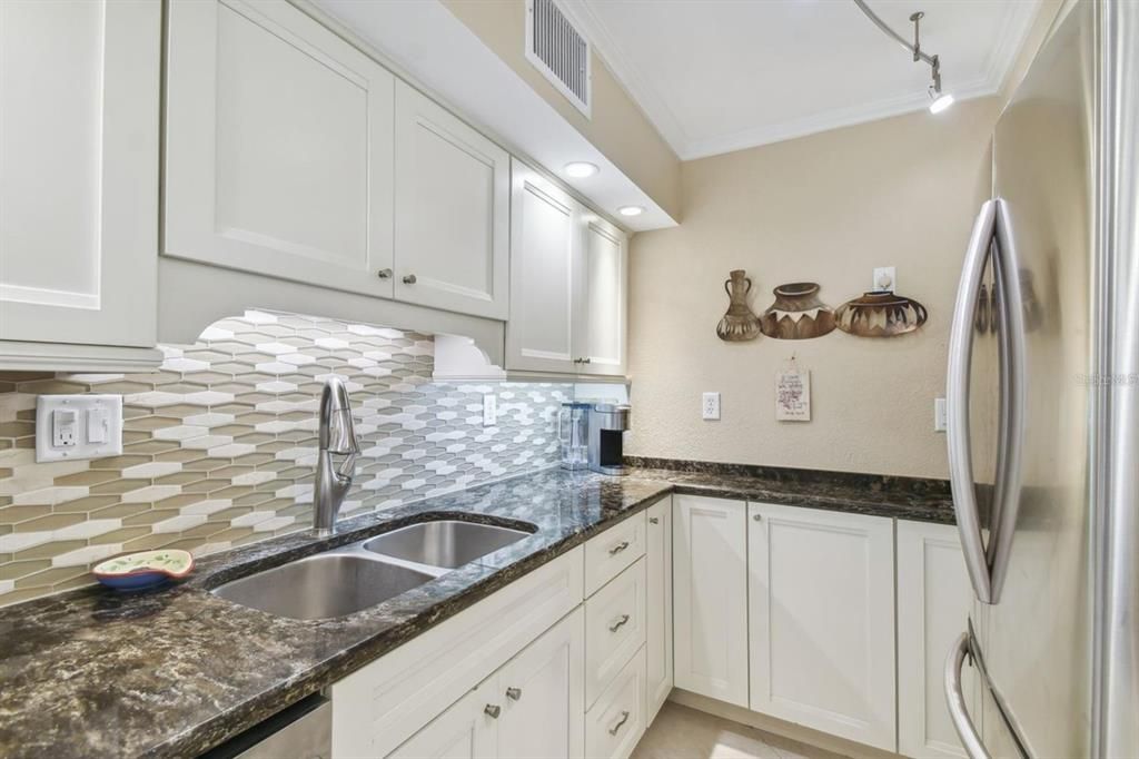 For Rent: $2,800 (2 beds, 2 baths, 1050 Square Feet)