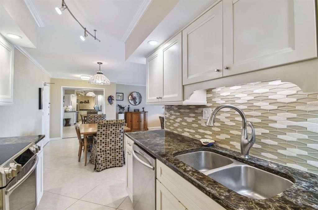 For Rent: $2,800 (2 beds, 2 baths, 1050 Square Feet)