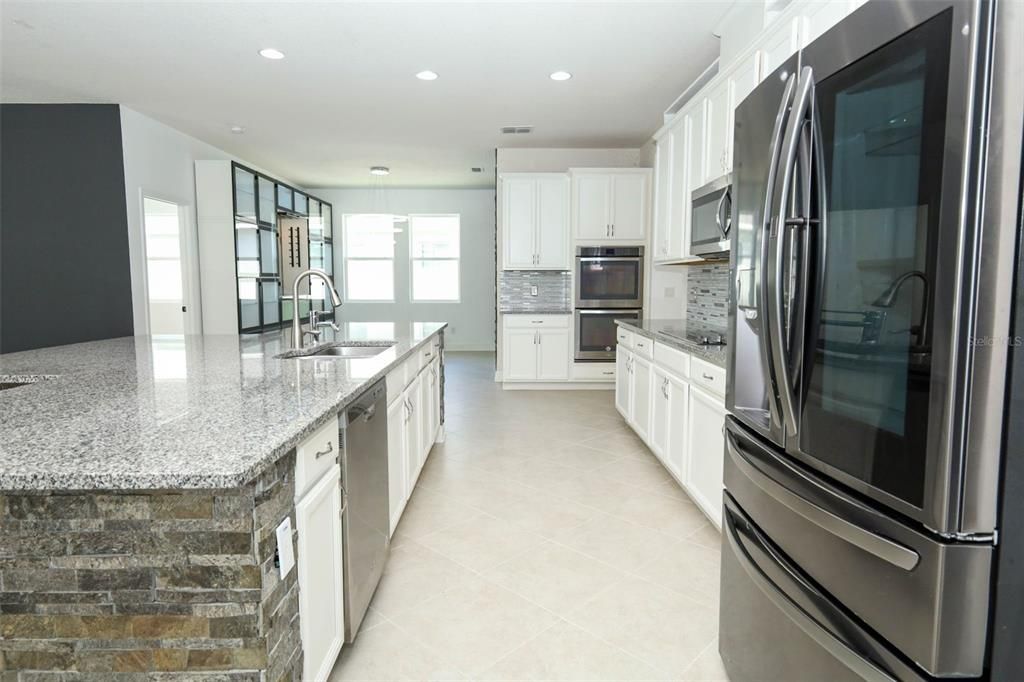 For Sale: $605,000 (5 beds, 3 baths, 2843 Square Feet)
