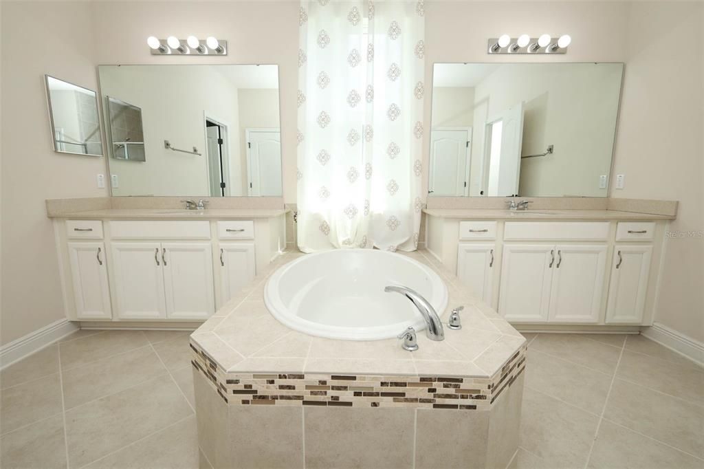 For Sale: $605,000 (5 beds, 3 baths, 2843 Square Feet)