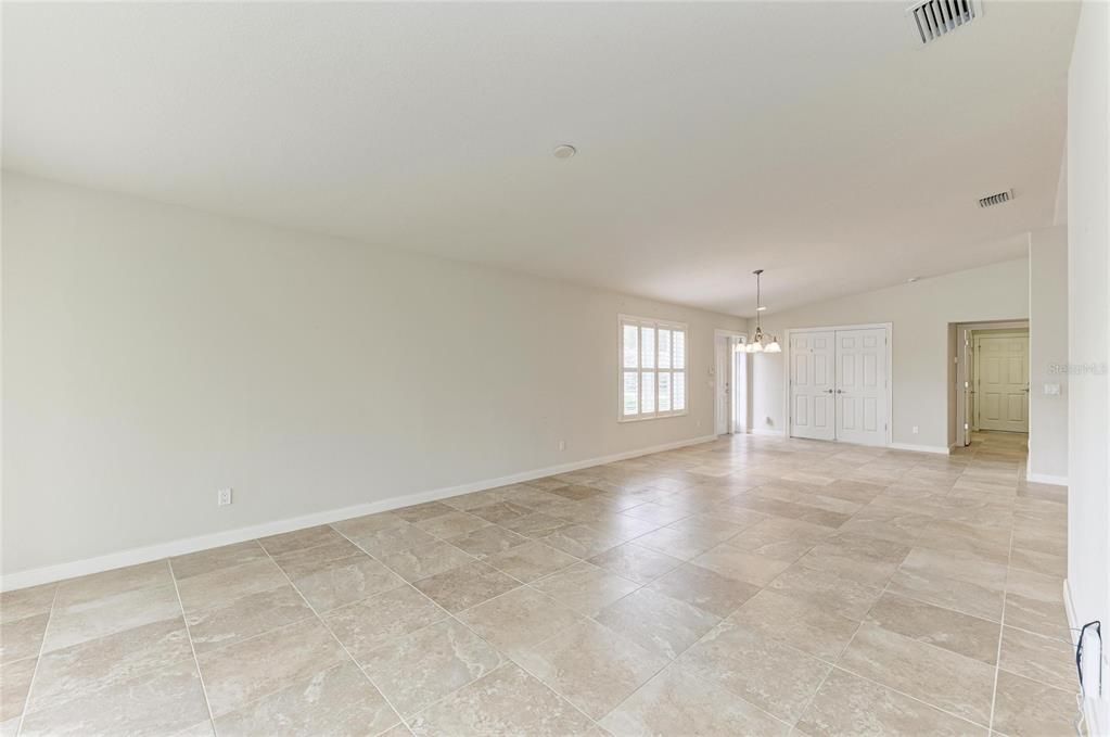Activo con contrato: $325,000 (3 camas, 2 baños, 1554 Pies cuadrados)