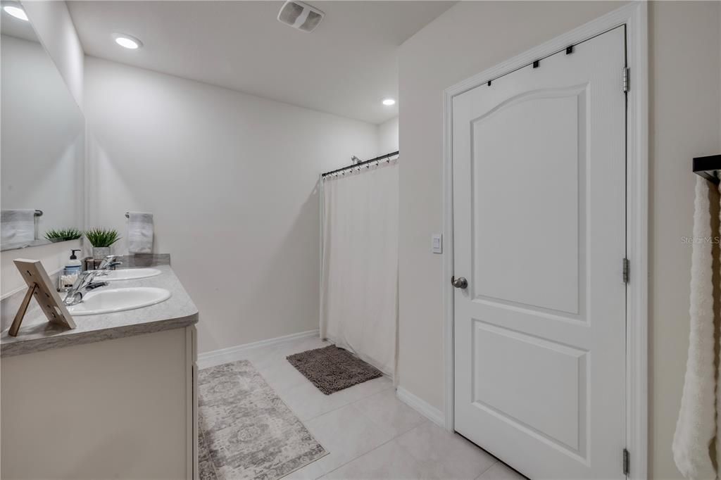 For Sale: $365,000 (3 beds, 2 baths, 1690 Square Feet)