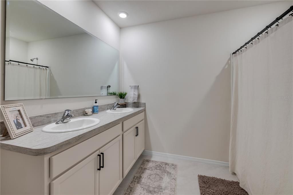 For Sale: $365,000 (3 beds, 2 baths, 1690 Square Feet)