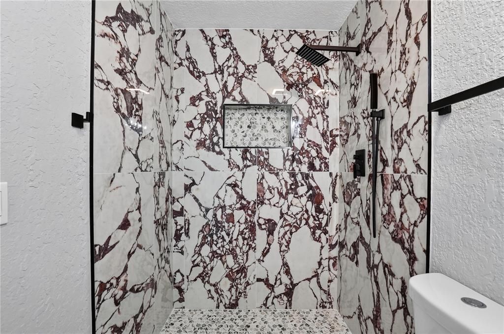 Activo con contrato: $399,000 (3 camas, 2 baños, 1718 Pies cuadrados)
