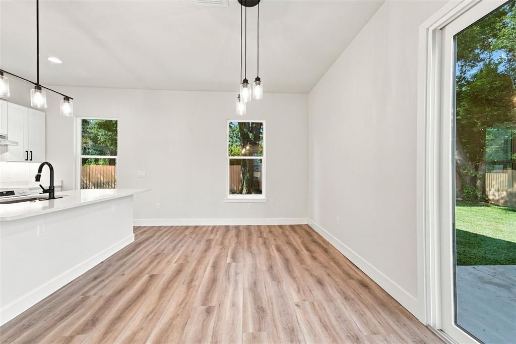 For Rent: $2,500 (3 beds, 2 baths, 1242 Square Feet)