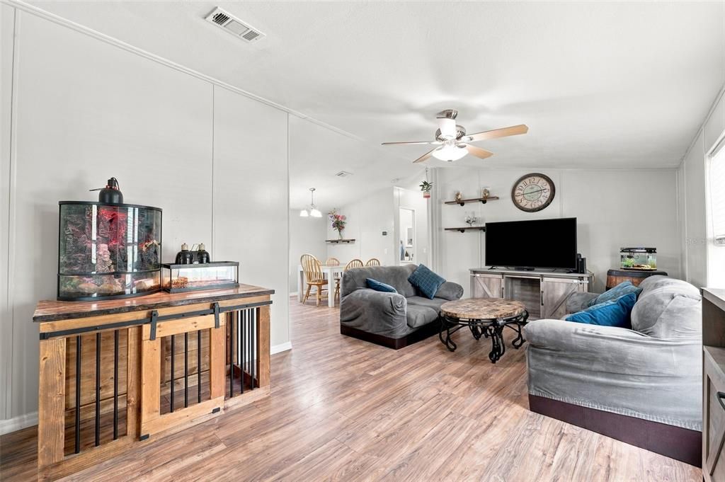 Active With Contract: $267,000 (3 beds, 2 baths, 1104 Square Feet)