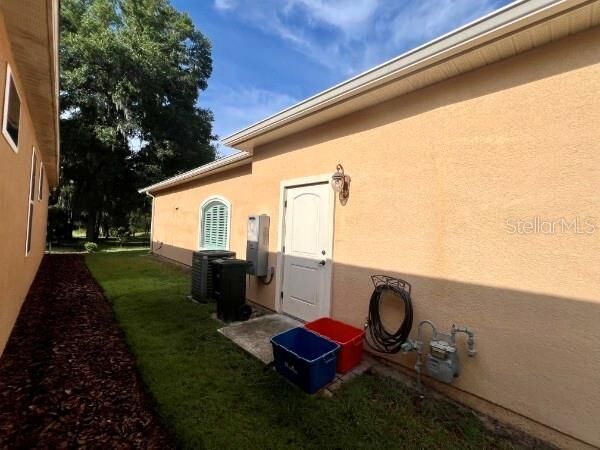 For Rent: $2,400 (3 beds, 2 baths, 1810 Square Feet)
