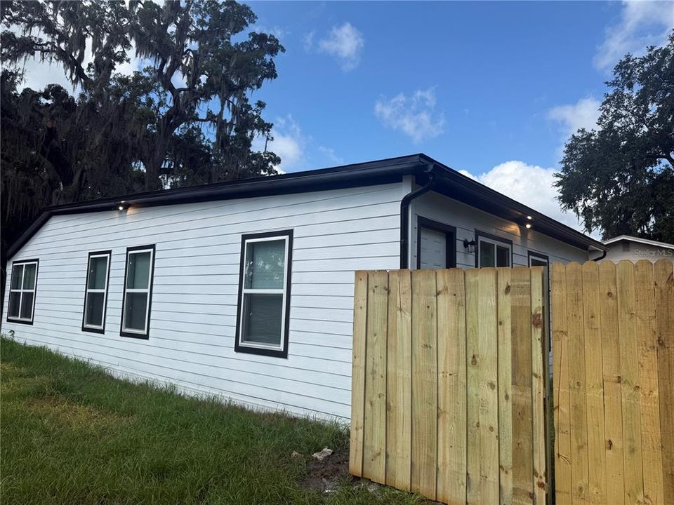 For Rent: $2,195 (3 beds, 2 baths, 1196 Square Feet)