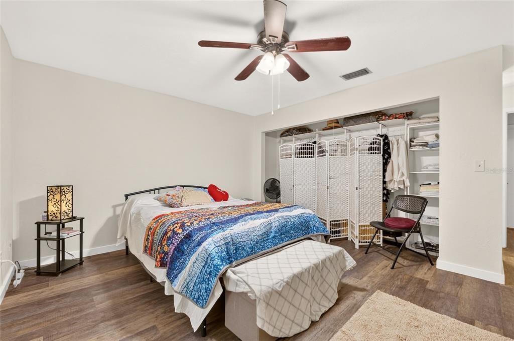 For Sale: $199,900 (2 beds, 2 baths, 1498 Square Feet)
