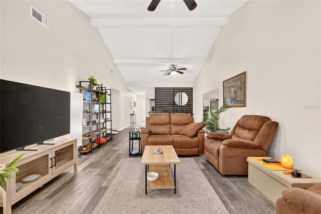 For Sale: $199,900 (2 beds, 2 baths, 1498 Square Feet)