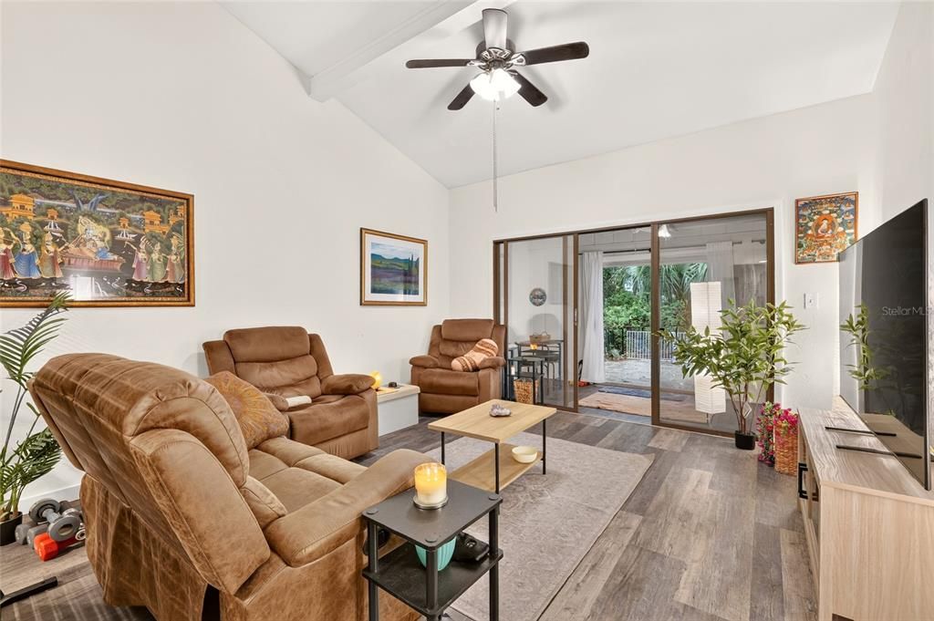 For Sale: $199,900 (2 beds, 2 baths, 1498 Square Feet)