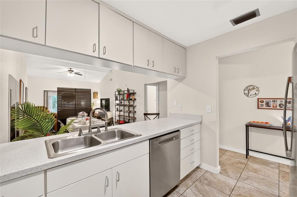 For Sale: $199,900 (2 beds, 2 baths, 1498 Square Feet)