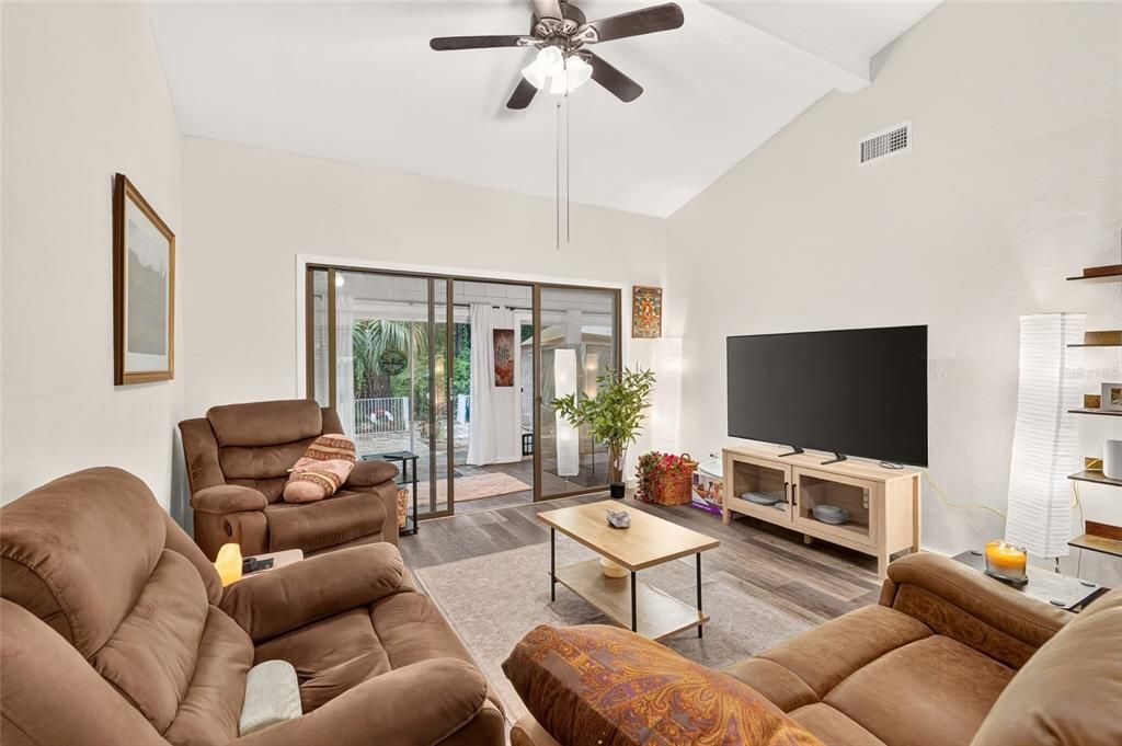 For Sale: $199,900 (2 beds, 2 baths, 1498 Square Feet)