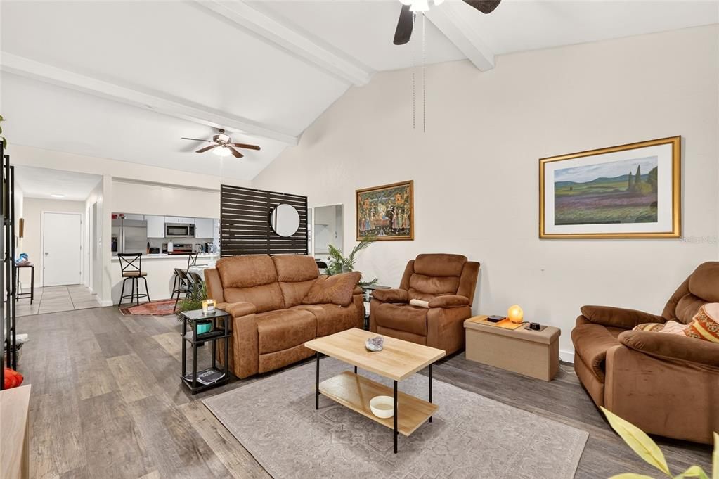 For Sale: $199,900 (2 beds, 2 baths, 1498 Square Feet)