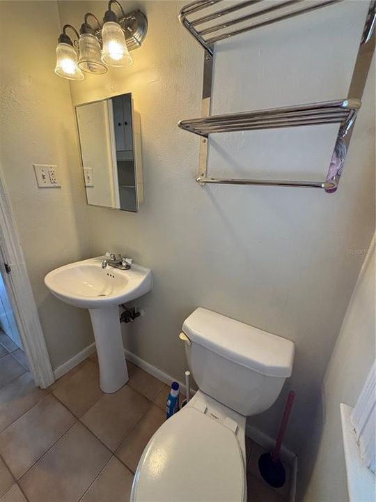 Active With Contract: $1,590 (1 beds, 2 baths, 650 Square Feet)