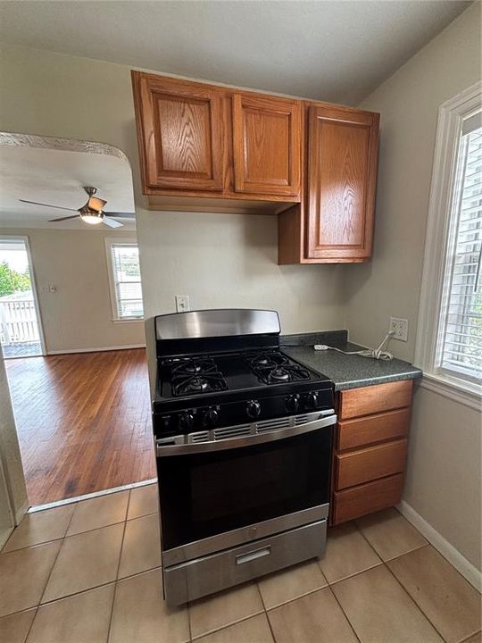 Active With Contract: $1,590 (1 beds, 2 baths, 650 Square Feet)