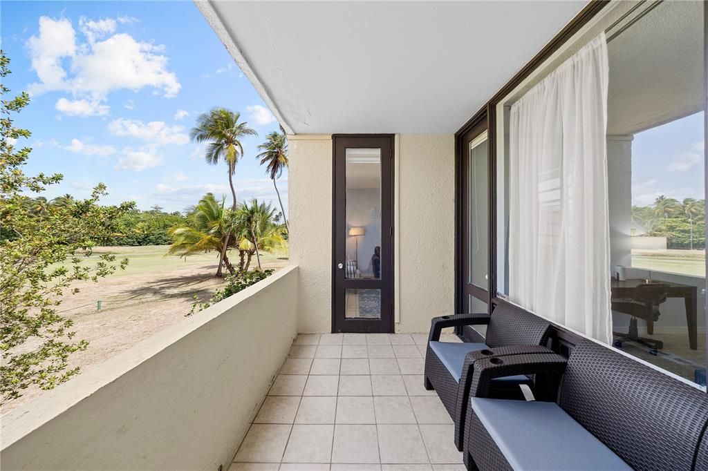 For Sale: $330,000 (1 beds, 1 baths, 806 Square Feet)