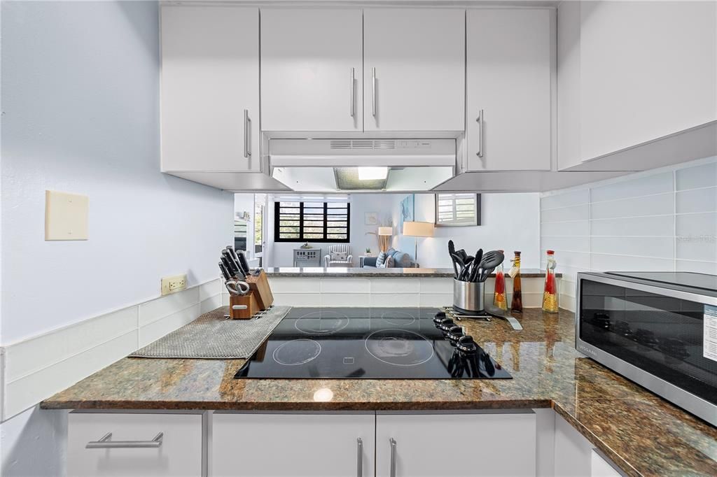 For Sale: $330,000 (1 beds, 1 baths, 806 Square Feet)