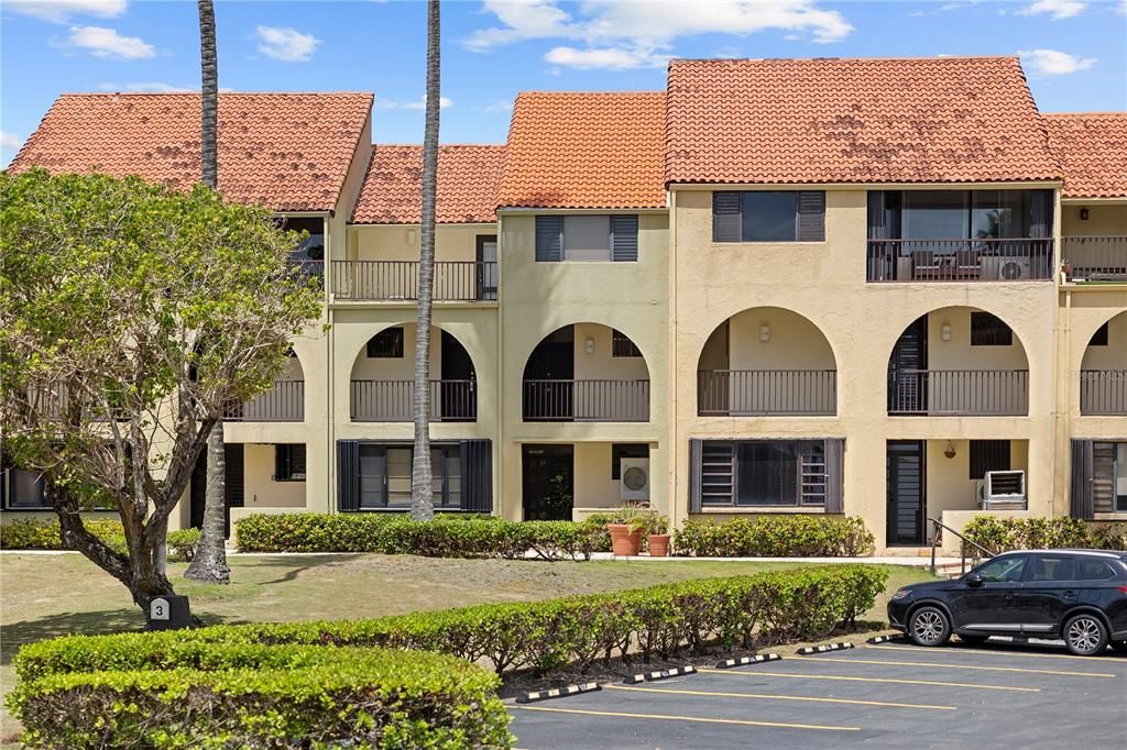 For Sale: $330,000 (1 beds, 1 baths, 806 Square Feet)