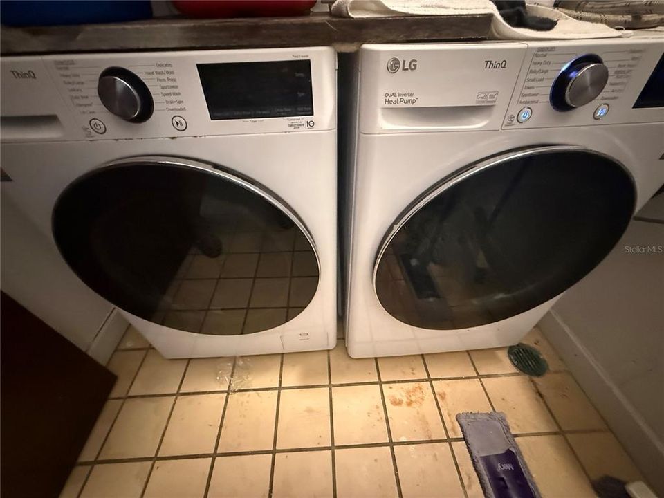 For Sale: $330,000 (1 beds, 1 baths, 806 Square Feet)