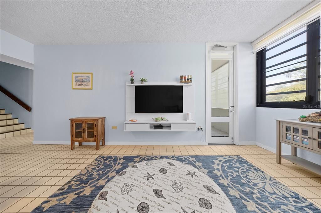 For Sale: $330,000 (1 beds, 1 baths, 806 Square Feet)