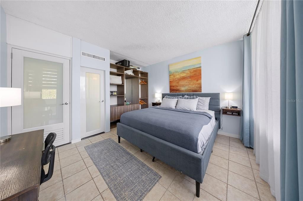 For Sale: $330,000 (1 beds, 1 baths, 806 Square Feet)