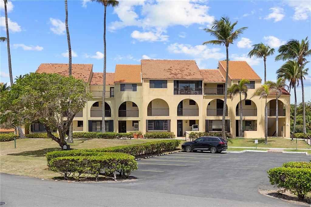 For Sale: $330,000 (1 beds, 1 baths, 806 Square Feet)