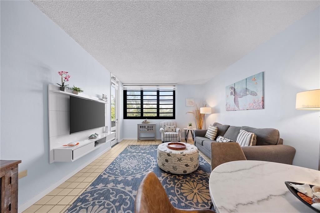 For Sale: $330,000 (1 beds, 1 baths, 806 Square Feet)