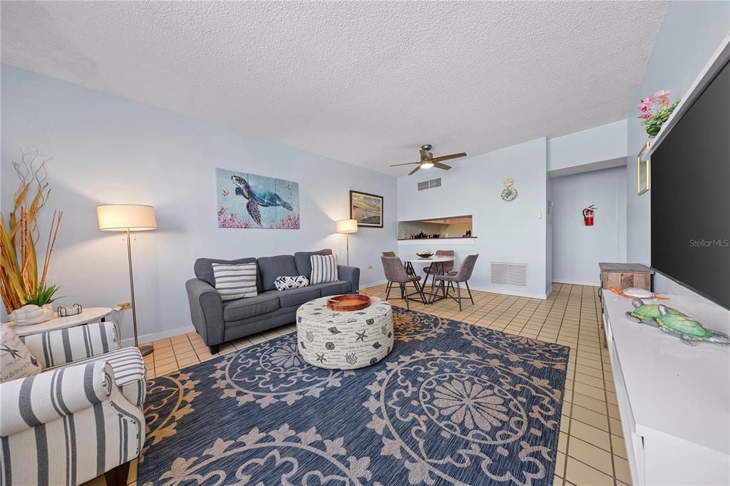 For Sale: $330,000 (1 beds, 1 baths, 806 Square Feet)