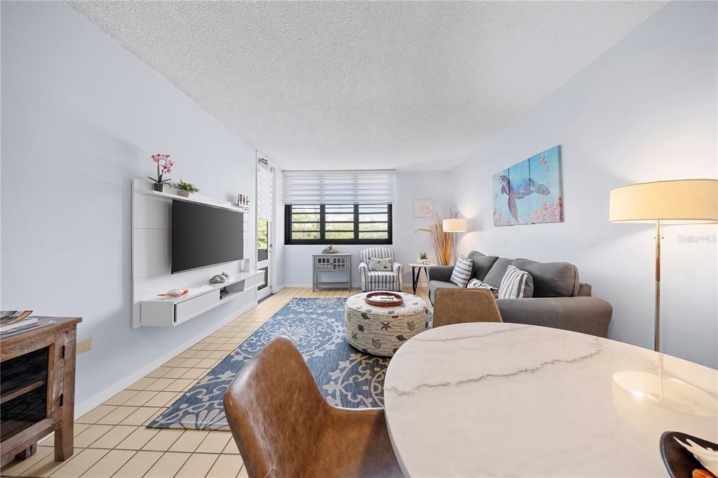 For Sale: $330,000 (1 beds, 1 baths, 806 Square Feet)