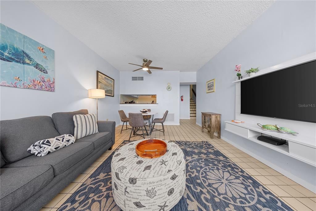 For Sale: $330,000 (1 beds, 1 baths, 806 Square Feet)