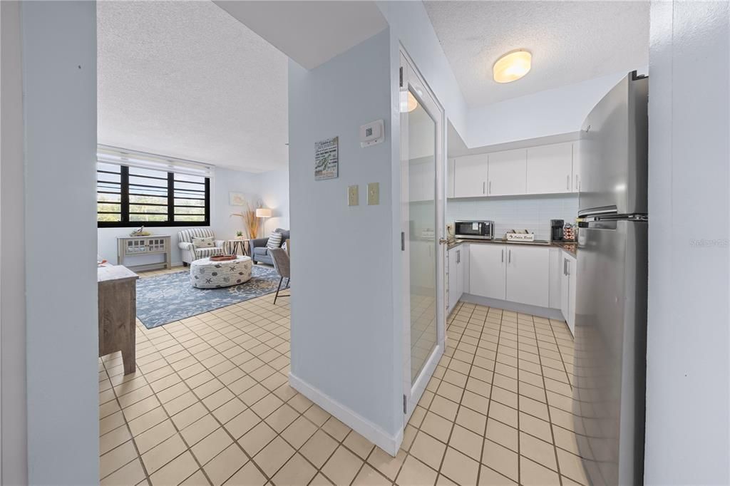 For Sale: $330,000 (1 beds, 1 baths, 806 Square Feet)