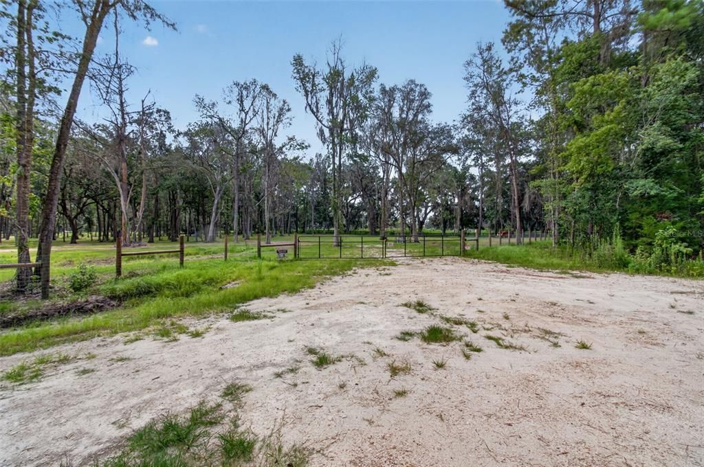 待售: $144,000 (3.18 acres)