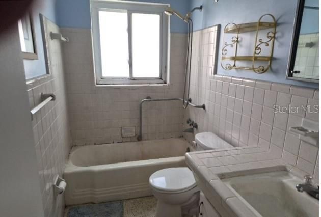 For Sale: $205,000 (2 beds, 1 baths, 832 Square Feet)