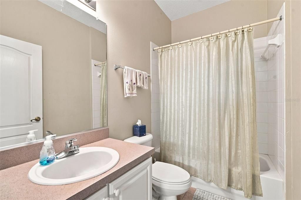 Activo con contrato: $235,000 (3 camas, 2 baños, 1301 Pies cuadrados)