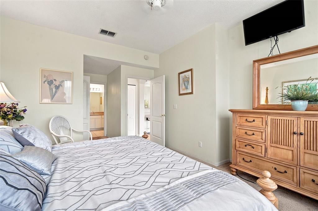 Activo con contrato: $235,000 (3 camas, 2 baños, 1301 Pies cuadrados)