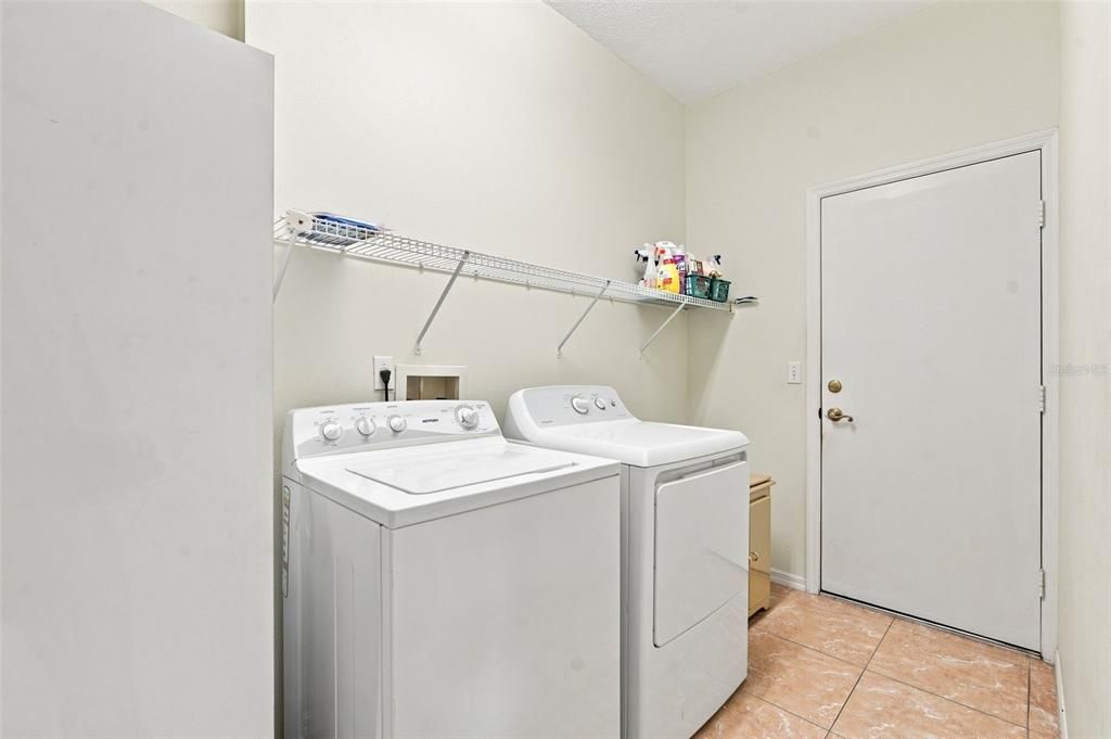 Activo con contrato: $235,000 (3 camas, 2 baños, 1301 Pies cuadrados)