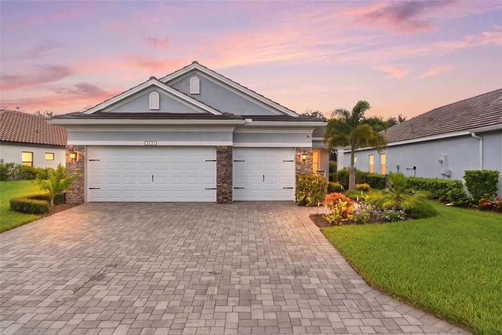 For Sale: $615,000 (3 beds, 2 baths, 2016 Square Feet)