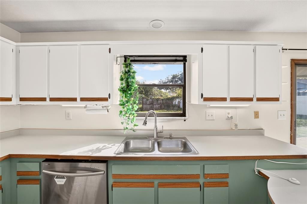 For Sale: $280,000 (3 beds, 2 baths, 1482 Square Feet)