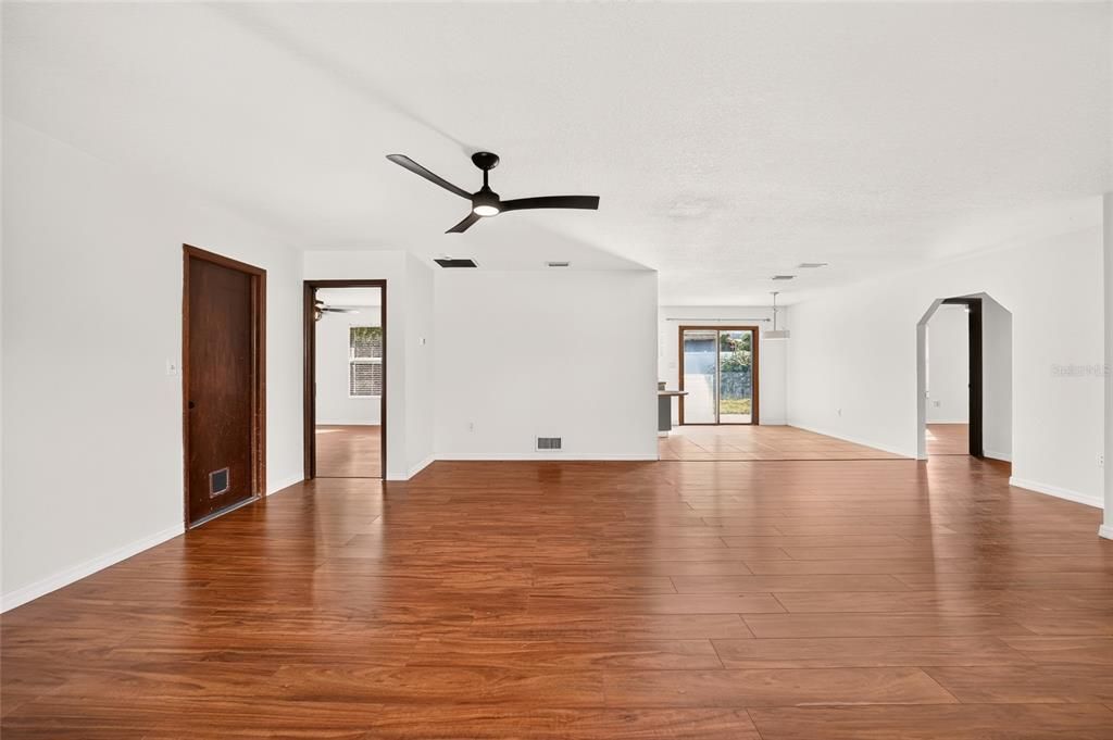 For Sale: $280,000 (3 beds, 2 baths, 1482 Square Feet)