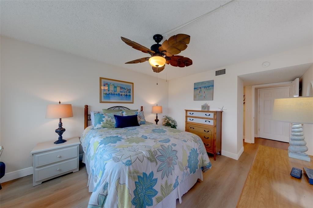 For Rent: $2,000 (2 beds, 2 baths, 915 Square Feet)