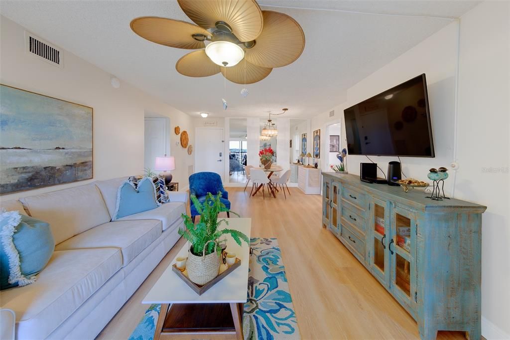 For Rent: $2,000 (2 beds, 2 baths, 915 Square Feet)