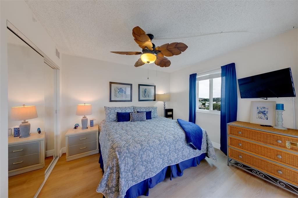 For Rent: $2,000 (2 beds, 2 baths, 915 Square Feet)