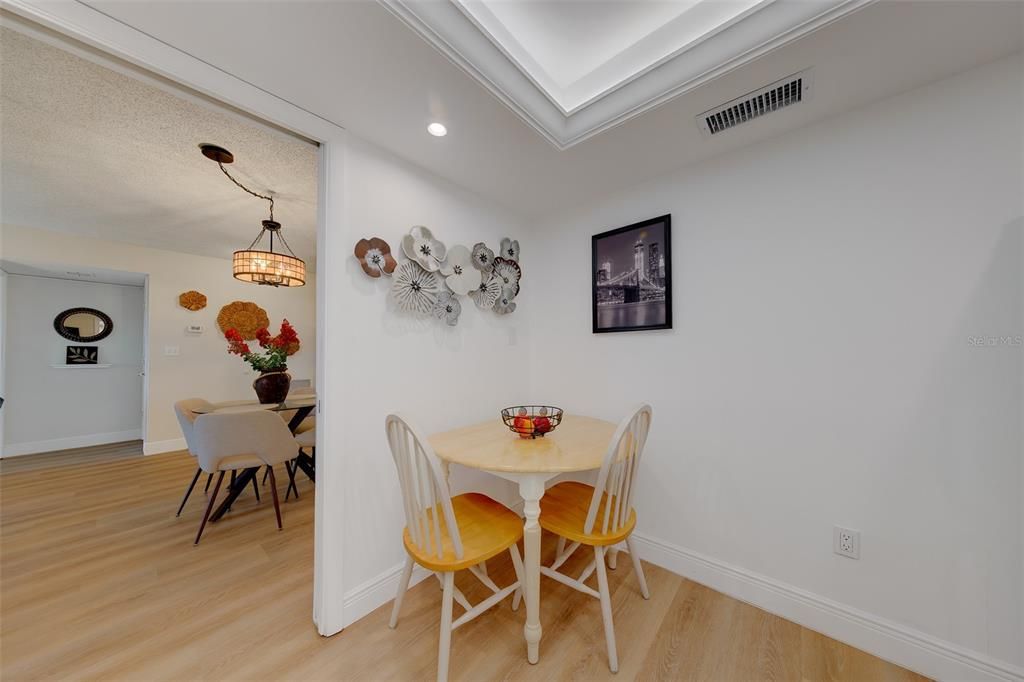 For Rent: $2,000 (2 beds, 2 baths, 915 Square Feet)