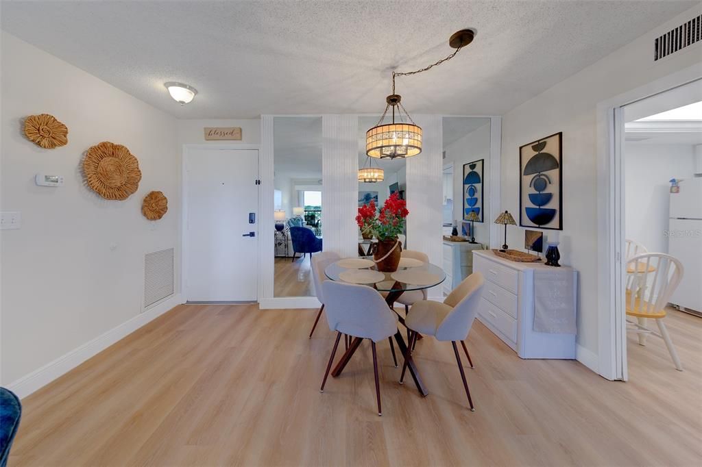 For Rent: $2,000 (2 beds, 2 baths, 915 Square Feet)