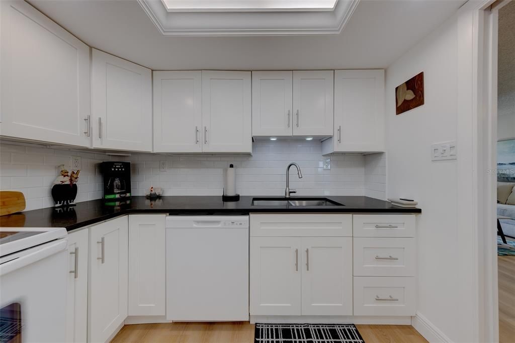 For Rent: $2,000 (2 beds, 2 baths, 915 Square Feet)