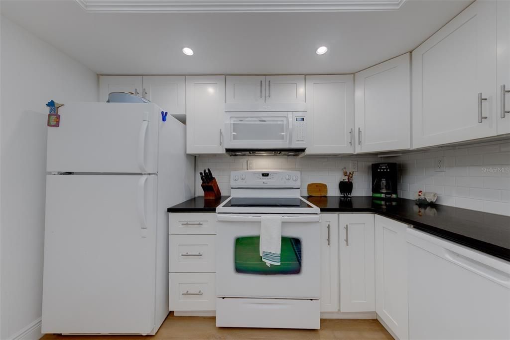For Rent: $2,000 (2 beds, 2 baths, 915 Square Feet)