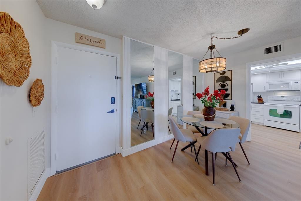 For Rent: $2,000 (2 beds, 2 baths, 915 Square Feet)