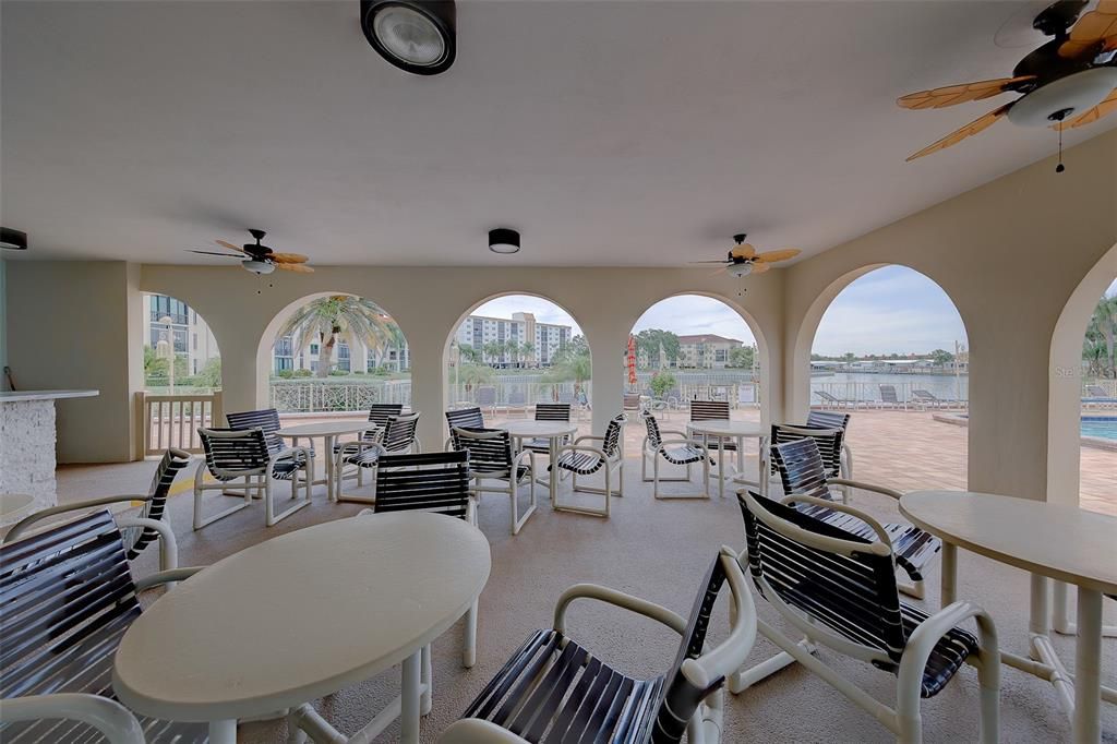 For Rent: $2,000 (2 beds, 2 baths, 915 Square Feet)