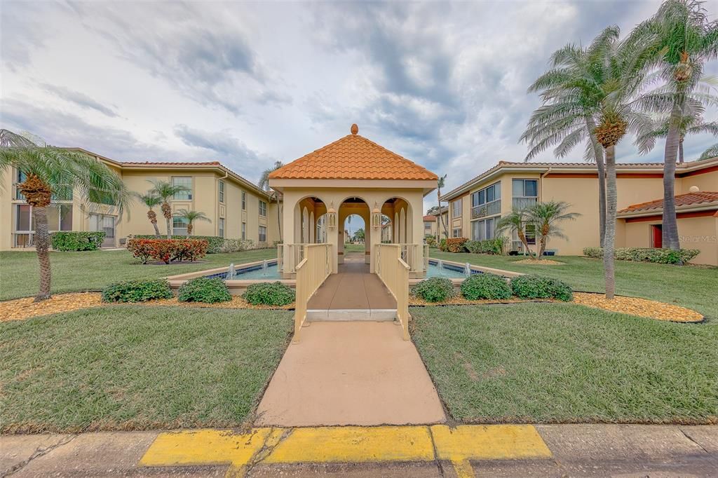For Rent: $2,000 (2 beds, 2 baths, 915 Square Feet)